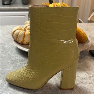 Lulu's Elegant Cream Women's boots